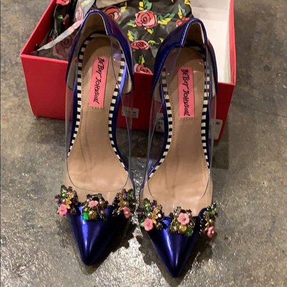 betsey johnson jane pump